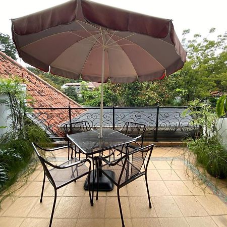 La Nostalgie Boutique Guest House Бандунг Экстерьер фото