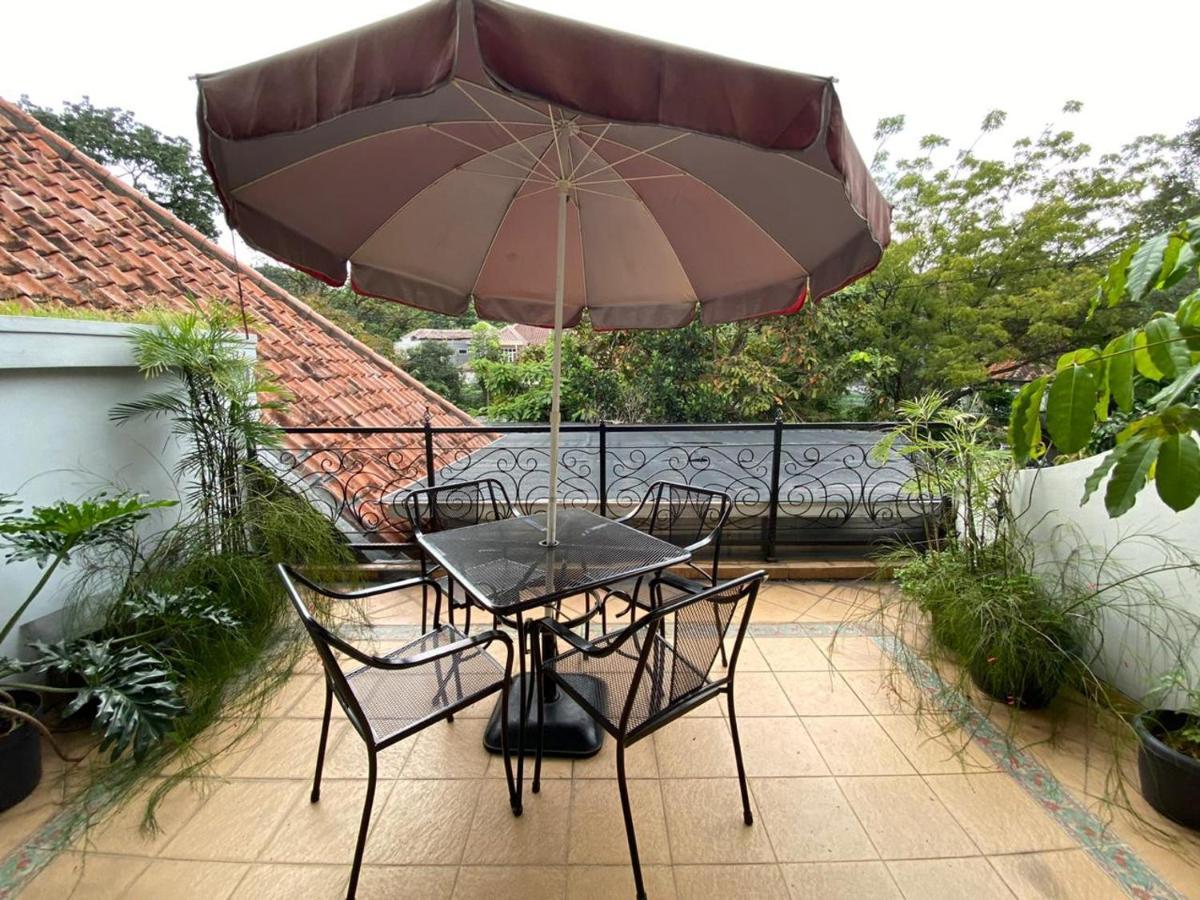 La Nostalgie Boutique Guest House Бандунг Экстерьер фото