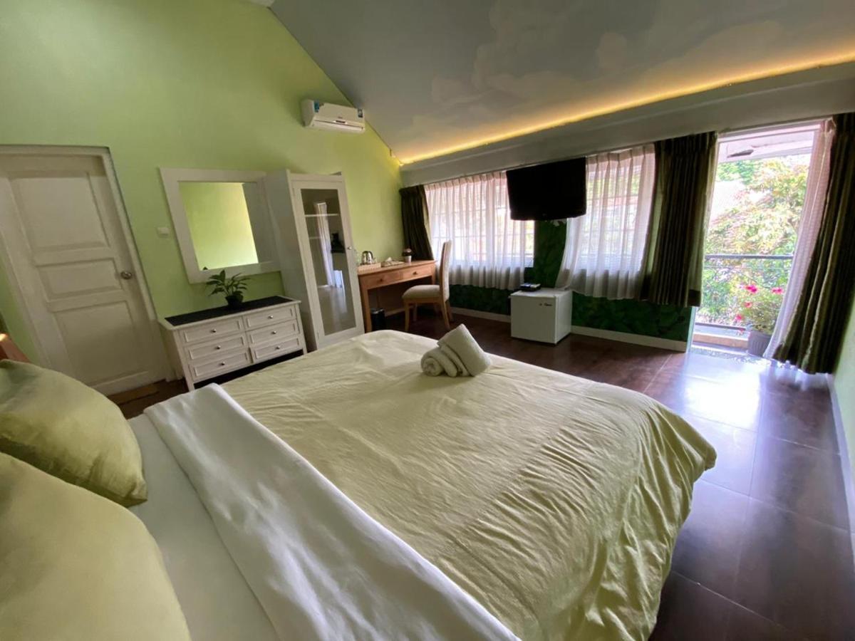 La Nostalgie Boutique Guest House Бандунг Экстерьер фото