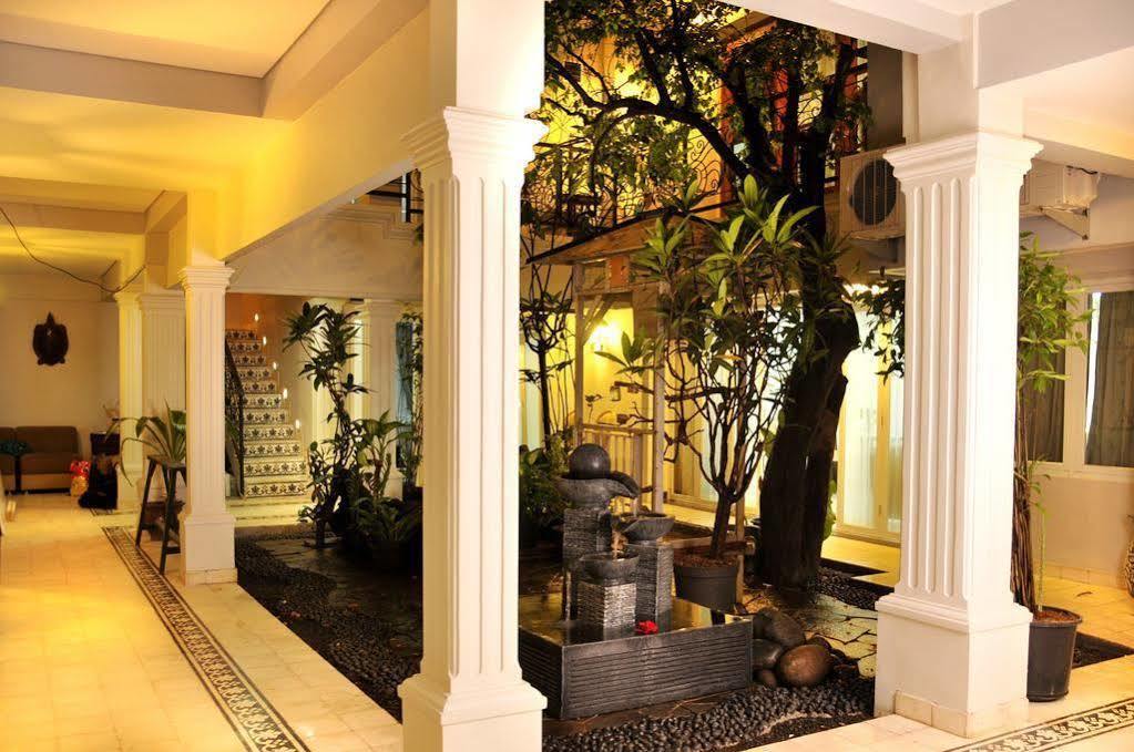 La Nostalgie Boutique Guest House Бандунг Экстерьер фото