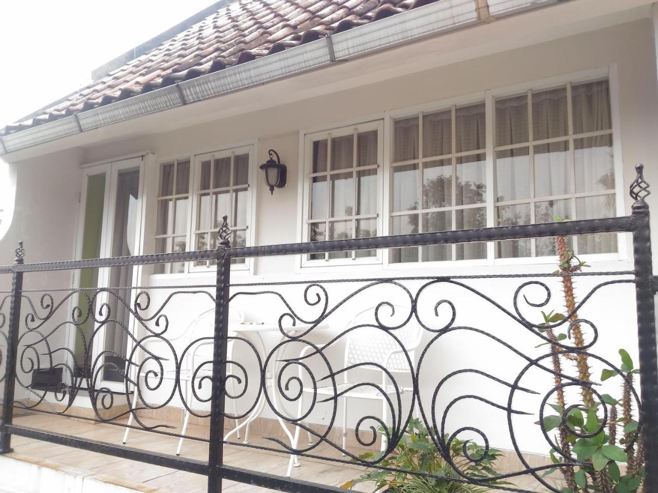 La Nostalgie Boutique Guest House Бандунг Экстерьер фото