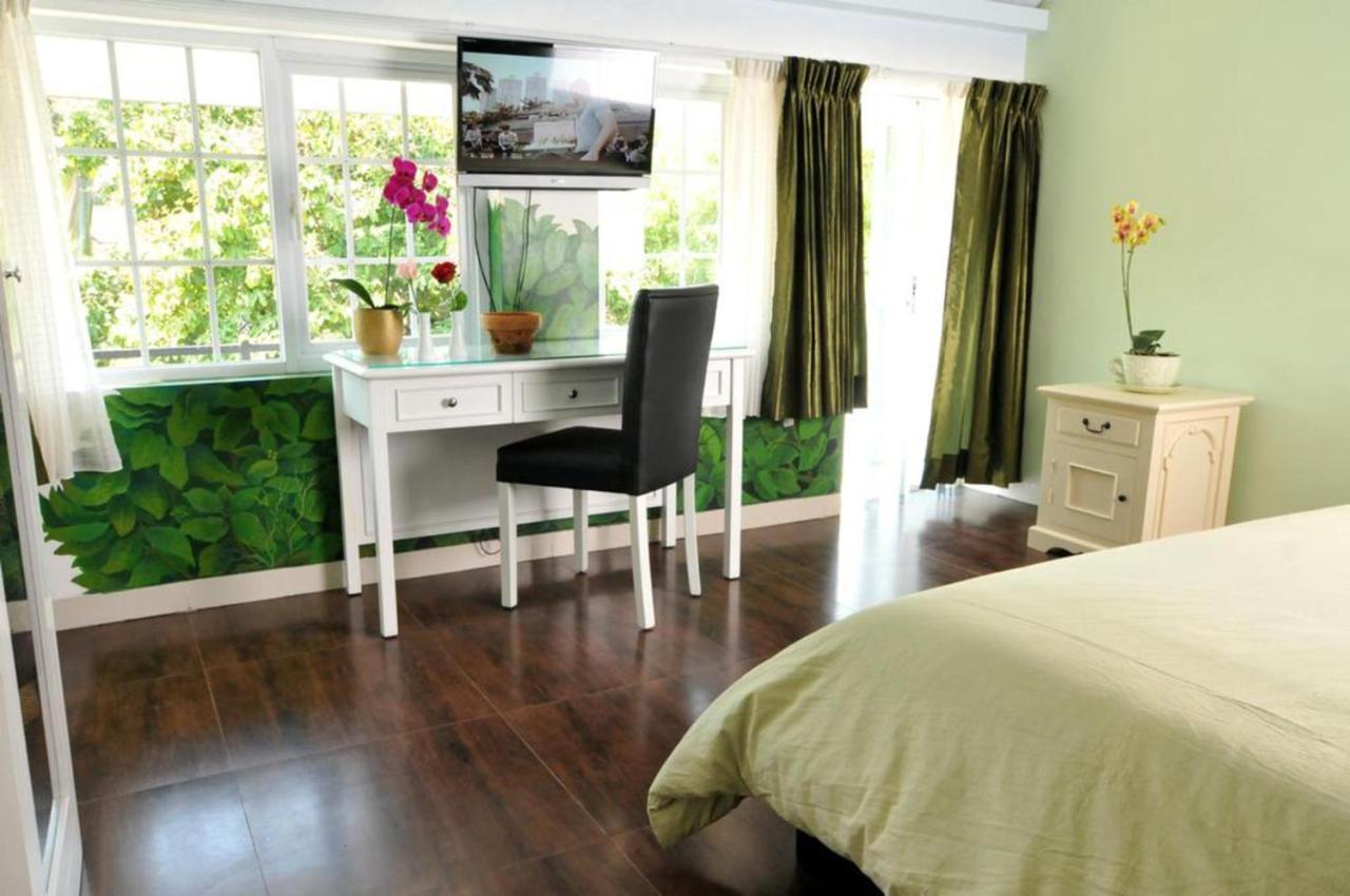 La Nostalgie Boutique Guest House Бандунг Экстерьер фото