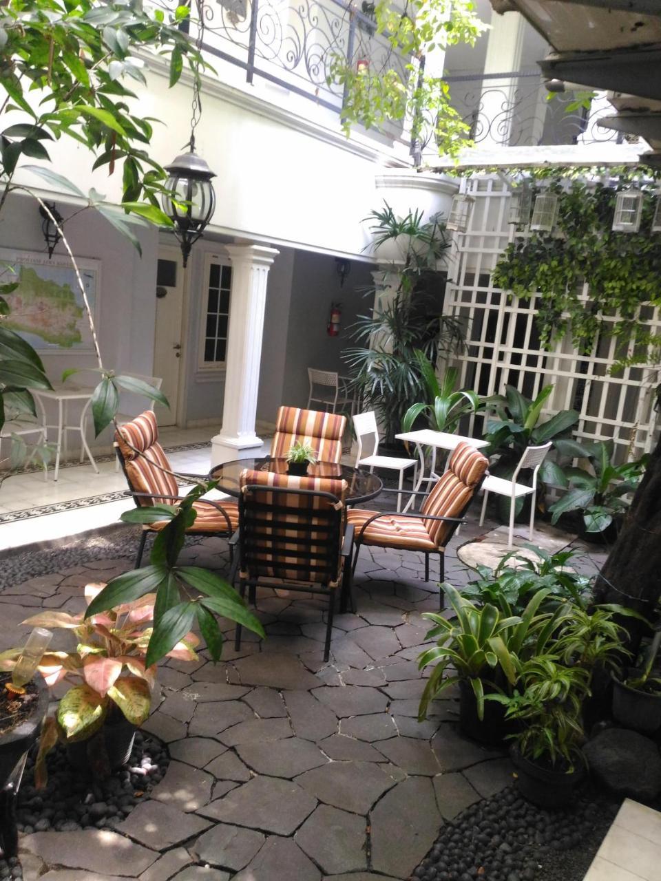 La Nostalgie Boutique Guest House Бандунг Экстерьер фото
